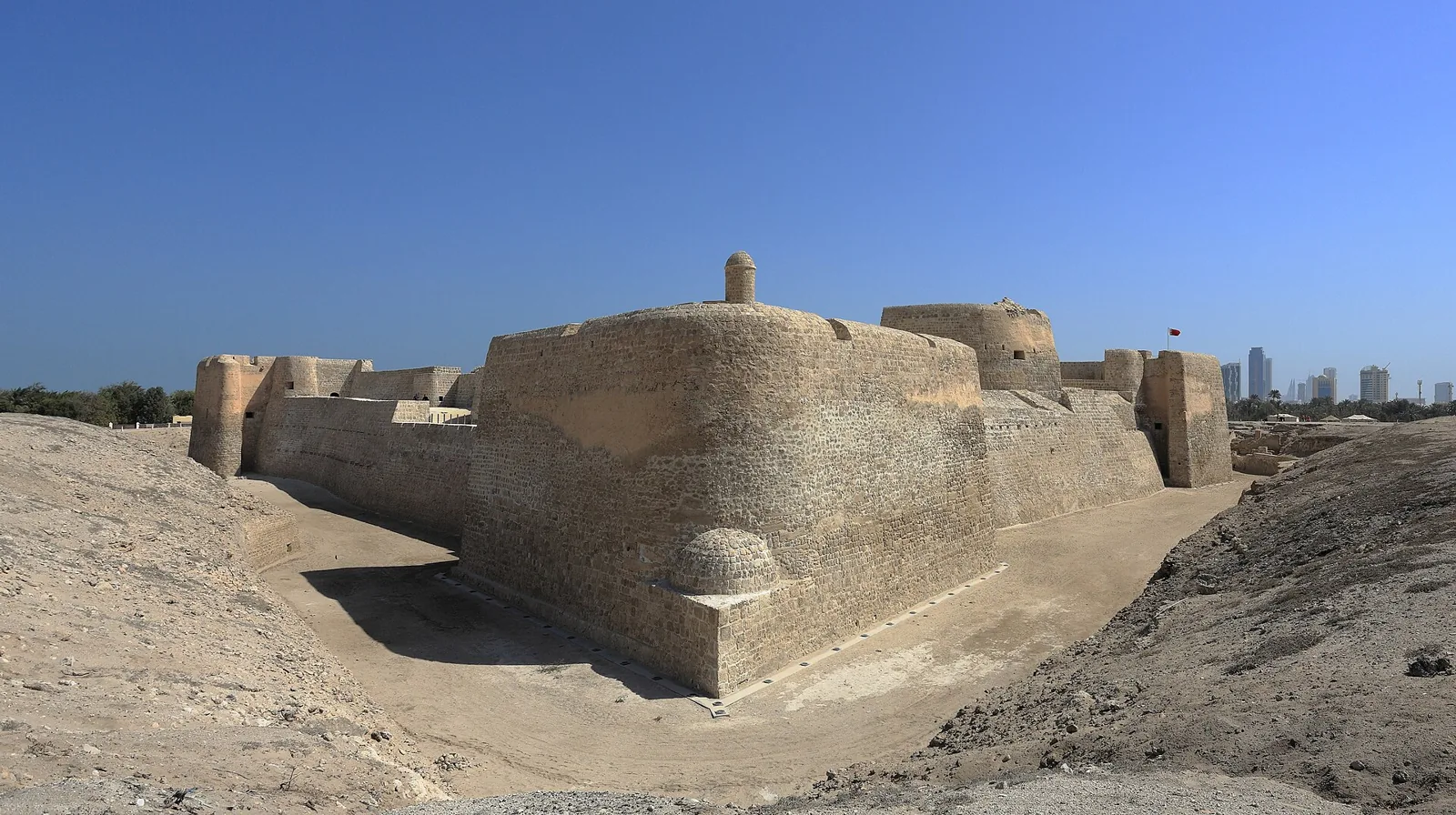 Stone fortifications at Qal’at al-Bahrain
